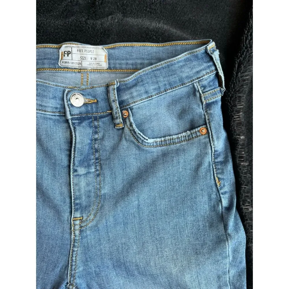 Free People Skinny Jeans Blue‎ Light Wash Distressed Torn Knee Rip Size 28 EUC